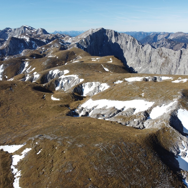 : Dolinen am Hochschwabplateau. Blick nach Westen von den Aflenzer Staritzen Richtung Hochschwabgipfel (im Hintergrund links). © Lukas Plan