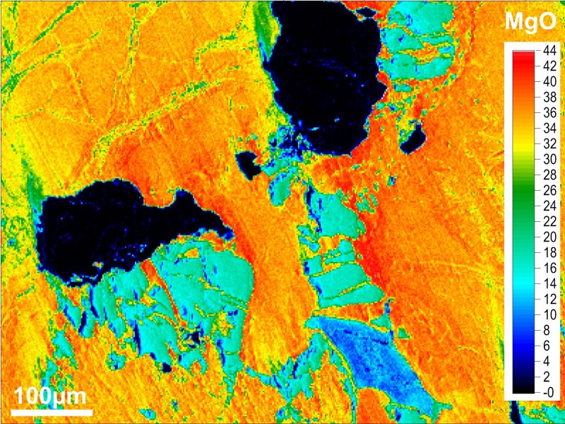 Elementverteilungskarte in Graustufen für Magnesium in einem Basalt. Je heller der Grauwert desto größer der Magnesiumgehalt. Wie sind die Elemente im Gestein verteilt?: Farbkarte eines Basaltquerschnitts mit unregelmäßigen Bereichen in Orange-, Gelb-, Grün- und Blautönen. Rechts eine Farbskala für Magnesiumgehalt von 8 bis 44. Helle Zonen zeigen hohe, dunkle geringe Magnesiumkonzentration. (KI-generierter Alt-Text, erstellt mit GPT-4.1-mini)