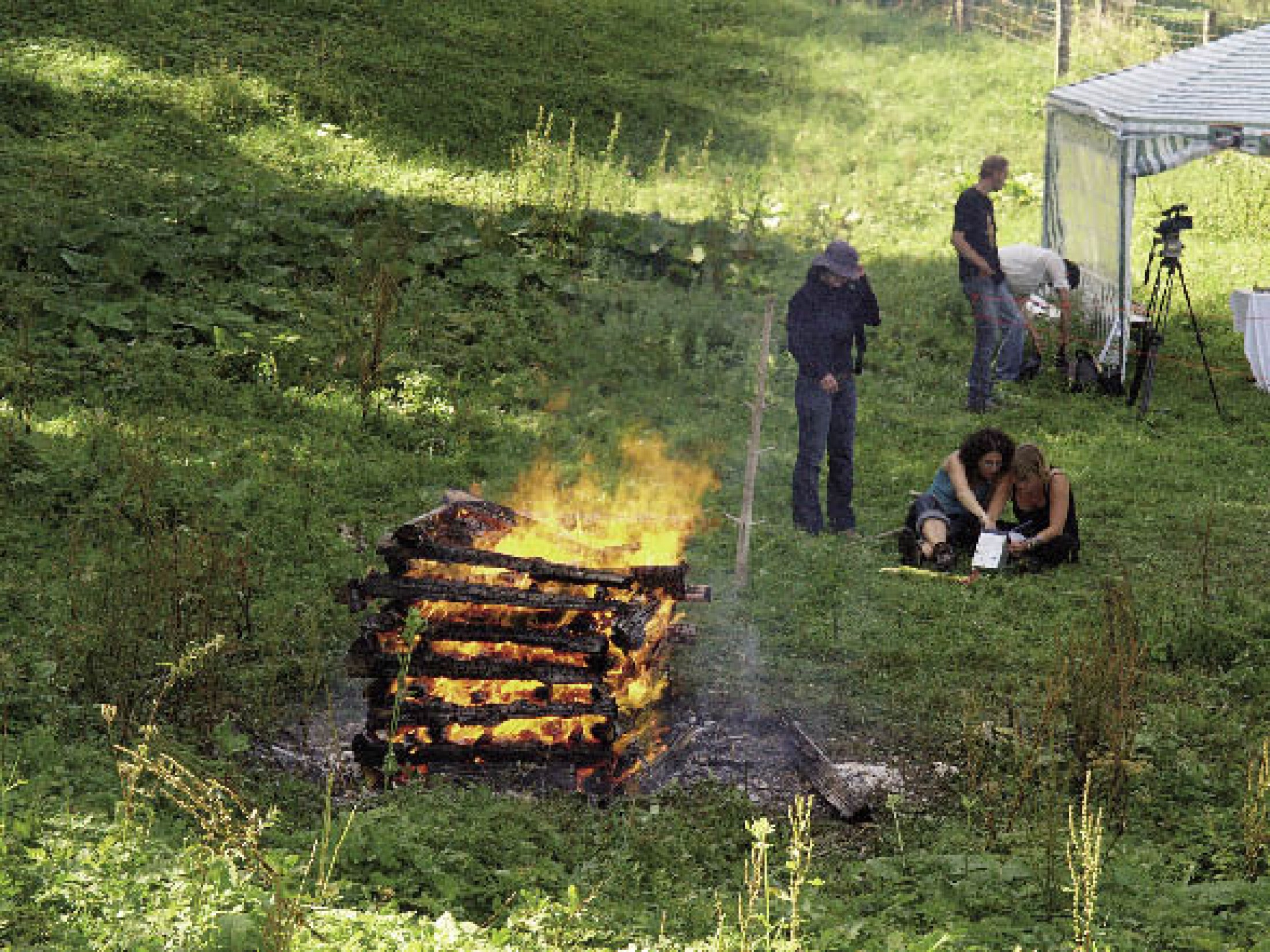 : Etwa die Hälfte der im Gräberfeld aufgefundenen Bestattungen sind Brandbestattungen. Daher werden seit mehreren Jahren Scheiterhaufenversuche durchgeführt. Sie dienen der Gewinnung von Basisdaten zu Holzverbrauch, Brenntemperatur etc. (Bild: A. W. Rausch - NHM Wien)