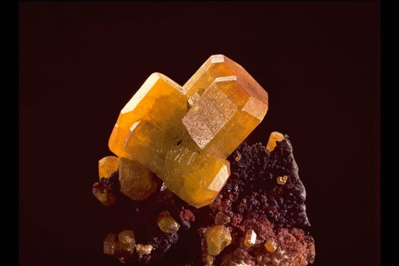 Mimetesit - Johanngeorgenstadt, Sachsen, Deutschland. Größe der Kristallgruppe: 2,3 x 2 cm, Inv.-Nr. A.c. 998.
